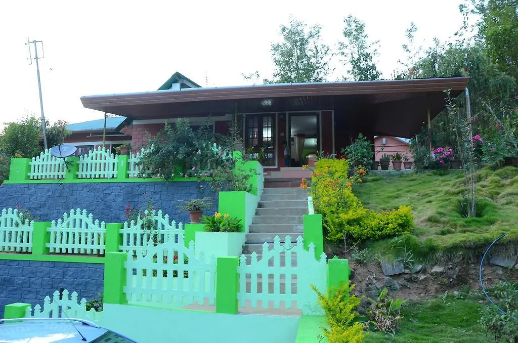 مونار Familycare Homestay