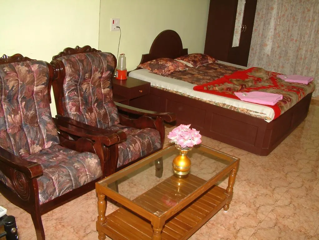 مونار Familycare Homestay