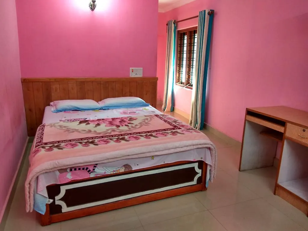 مونار Familycare Homestay